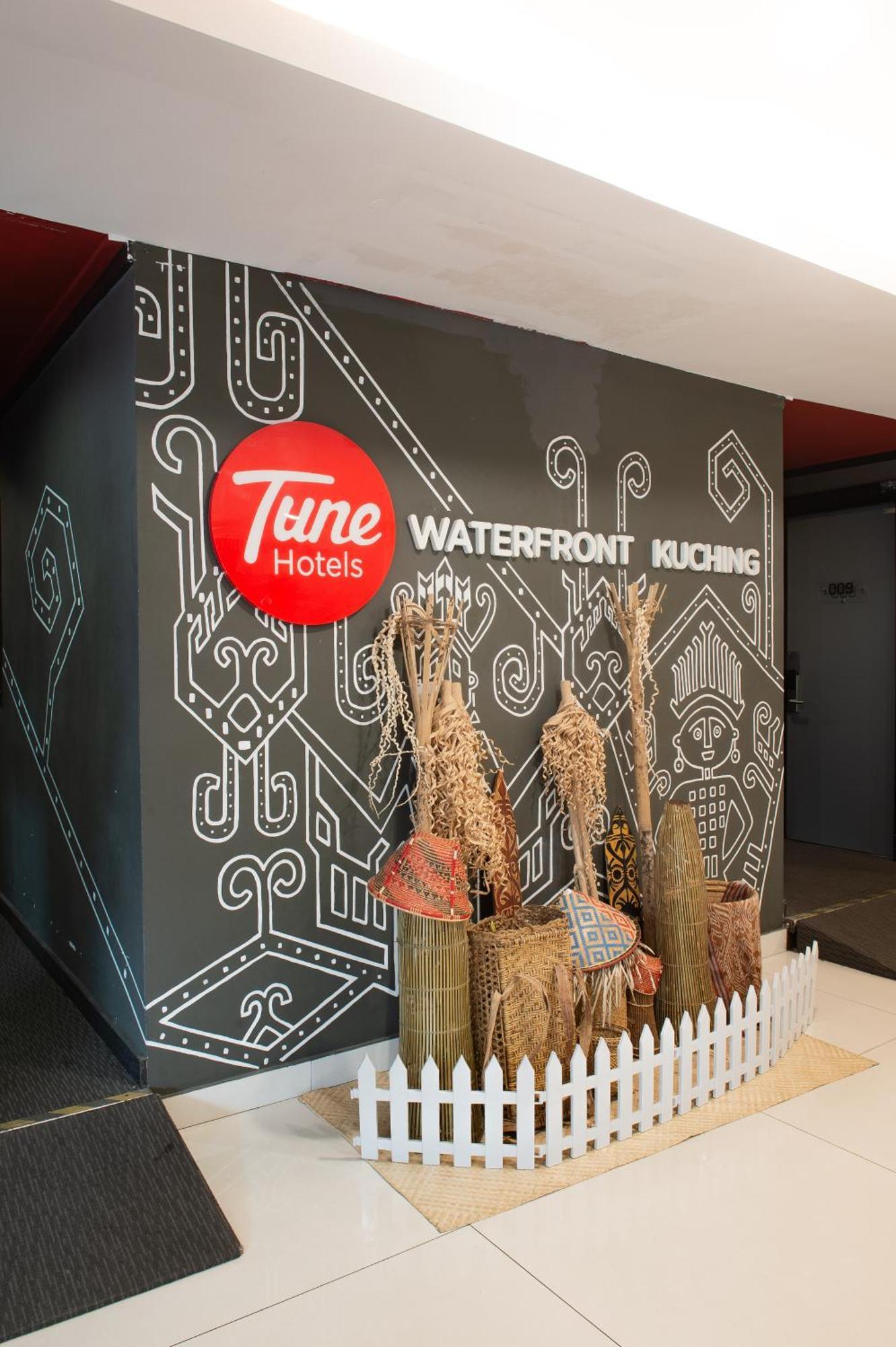 Tune Hotel - Waterfront Kuching Kültér fotó